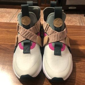 🔥W Nike Air Huarache City Running Shoe Size 11